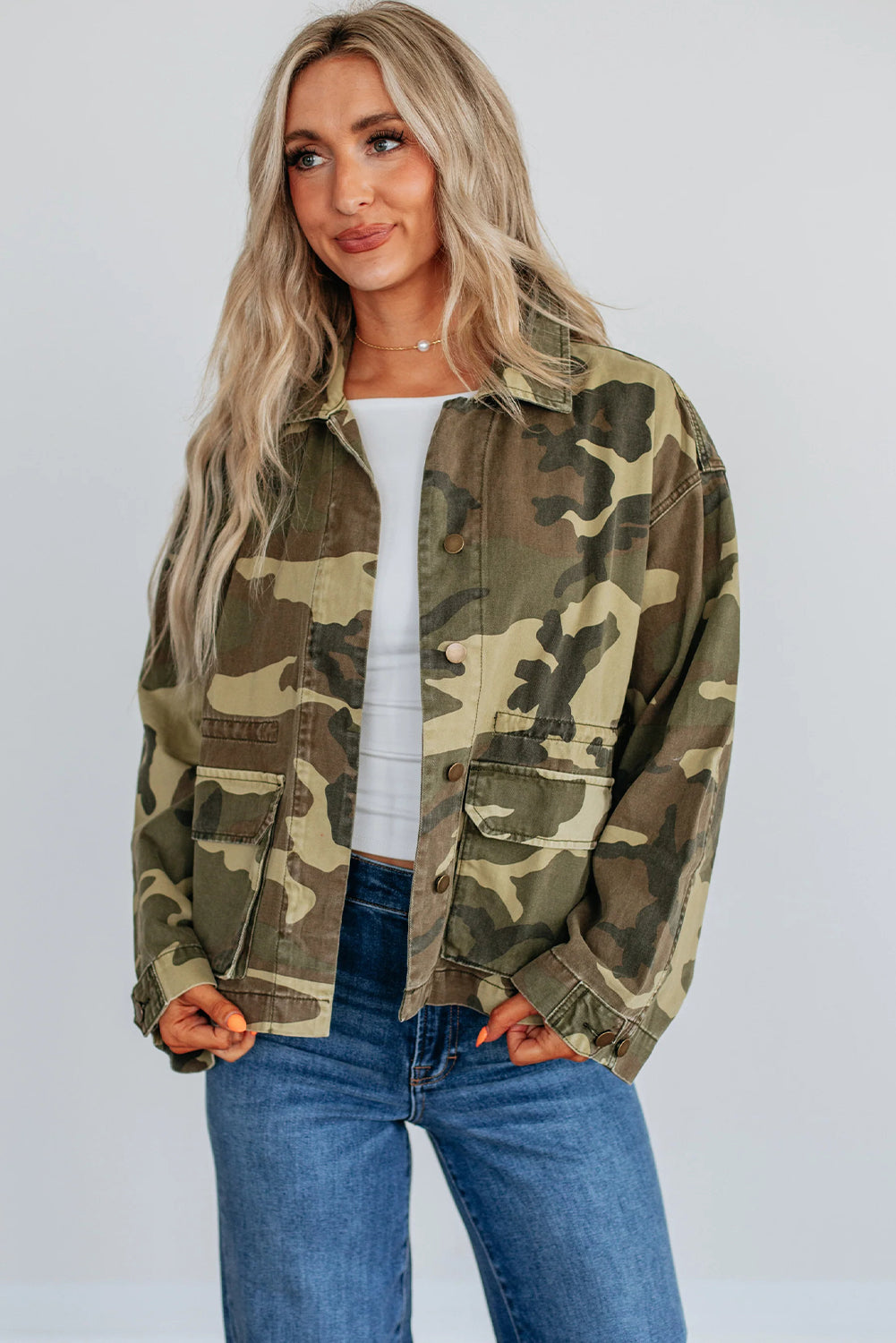 Women's Green Retro Camouflage Denim Jacket with Flap Pockets and Button Closure Stylish Casual Outerwear