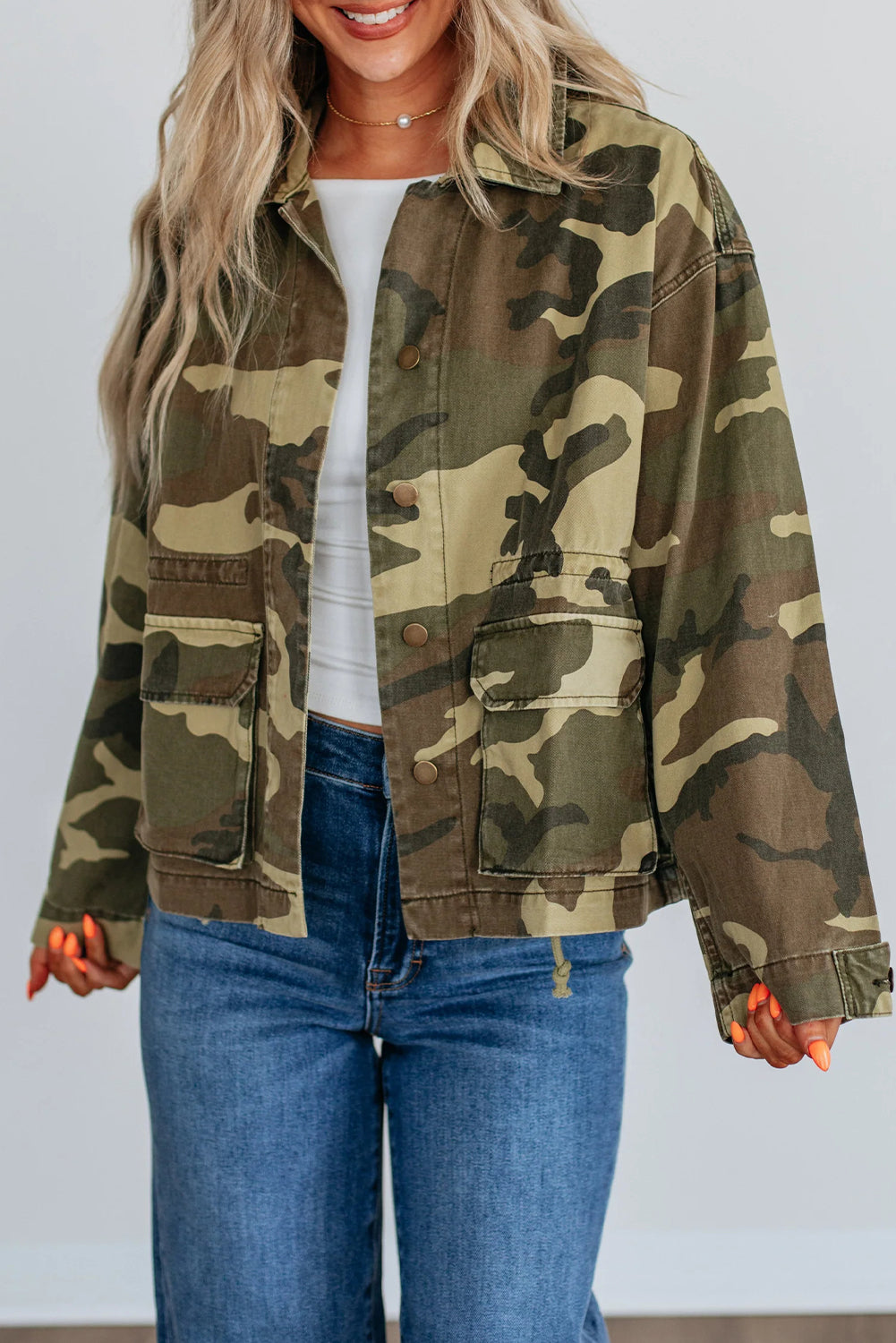 Women's Green Retro Camouflage Denim Jacket with Flap Pockets and Button Closure Stylish Casual Outerwear