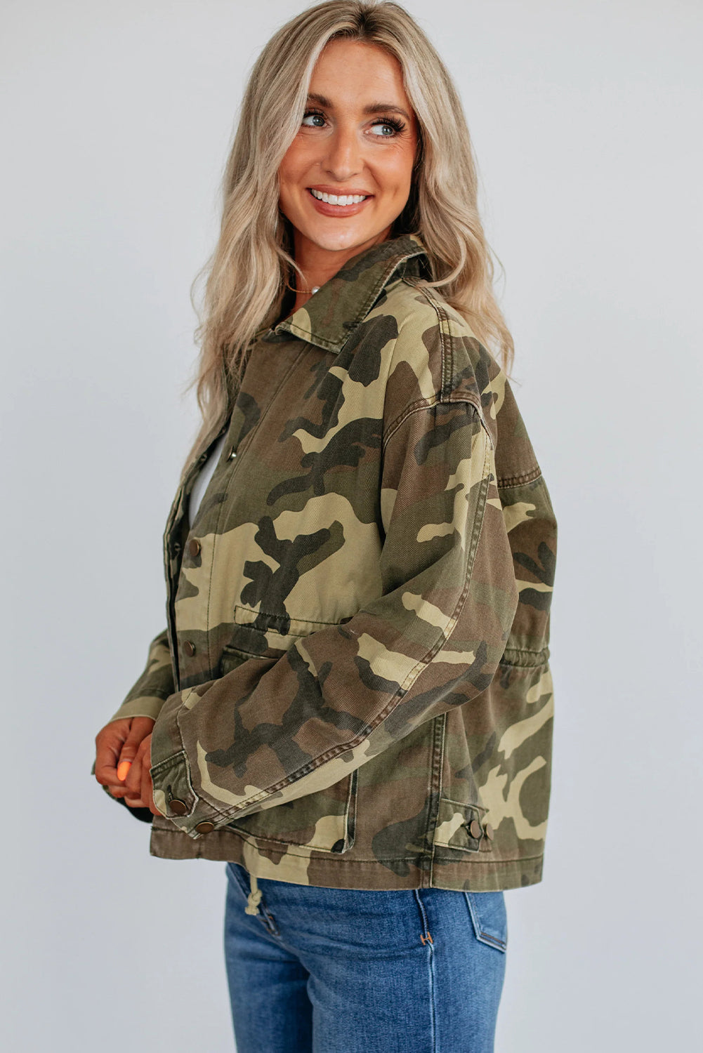 Women's Green Retro Camouflage Denim Jacket with Flap Pockets and Button Closure Stylish Casual Outerwear