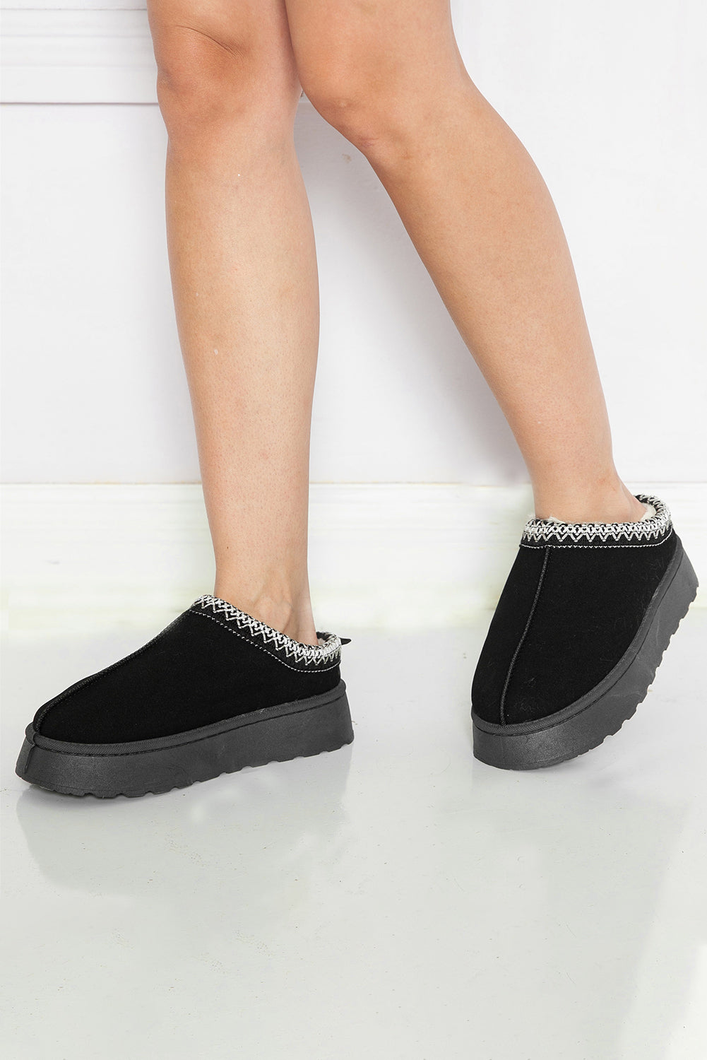 Women's Black Contrast Print Plush Lined Snow Boots - Cozy Suede Winter Footwear for Cold Weather Adventures