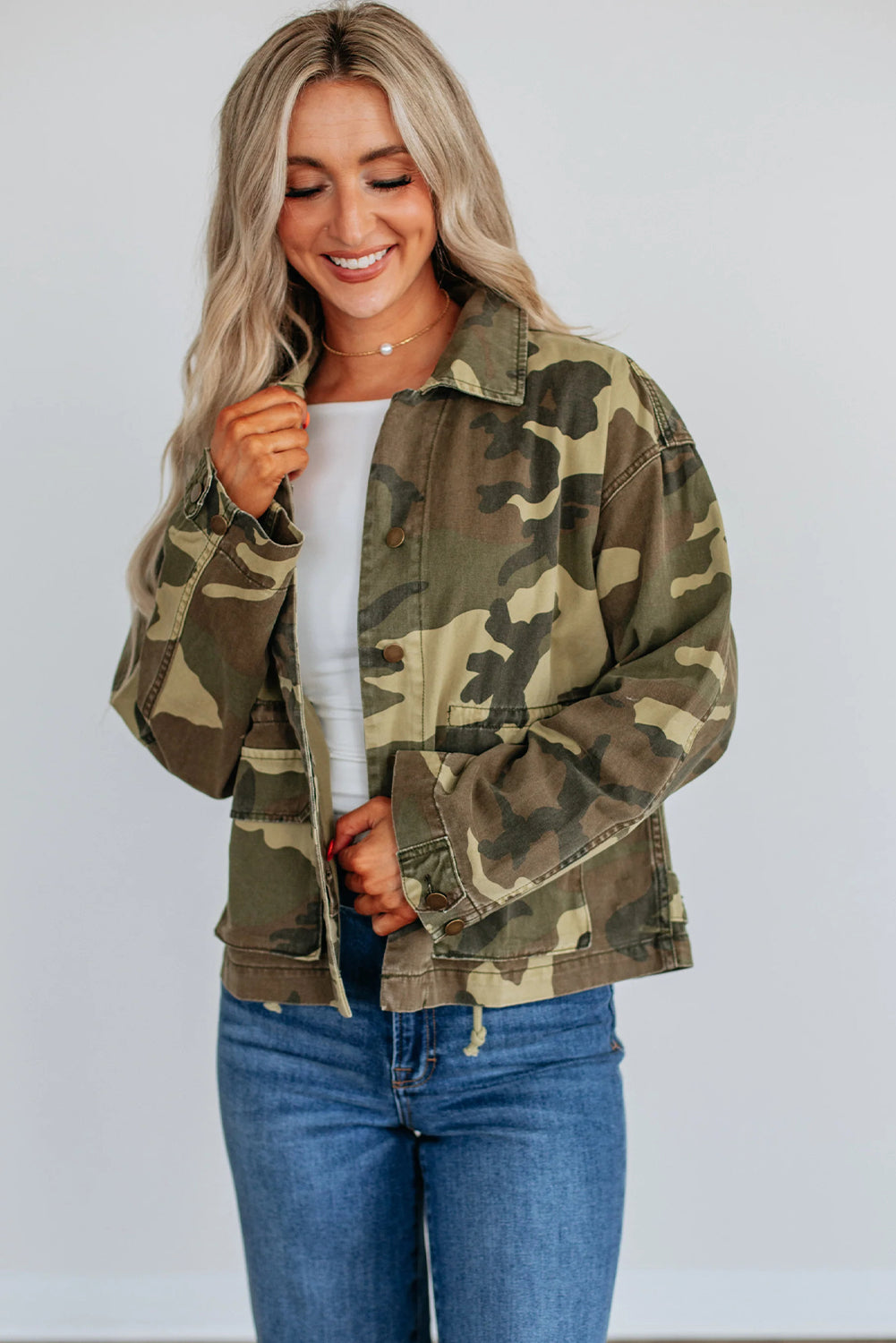 Women's Green Retro Camouflage Denim Jacket with Flap Pockets and Button Closure Stylish Casual Outerwear
