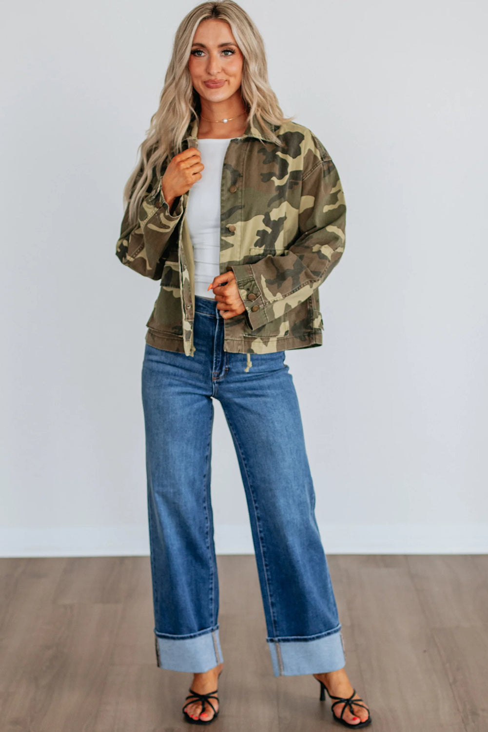 Women's Green Retro Camouflage Denim Jacket with Flap Pockets and Button Closure Stylish Casual Outerwear