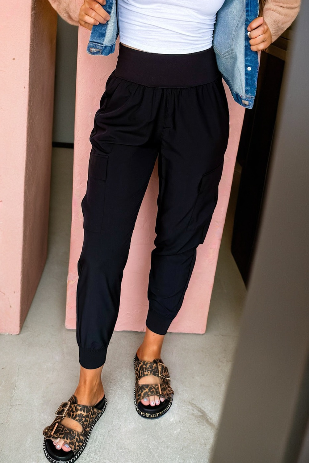 Chic Black Jogger Pants for Women - Cozy Fit with Pockets, Ideal for Casual Outings and Active Lifestyle