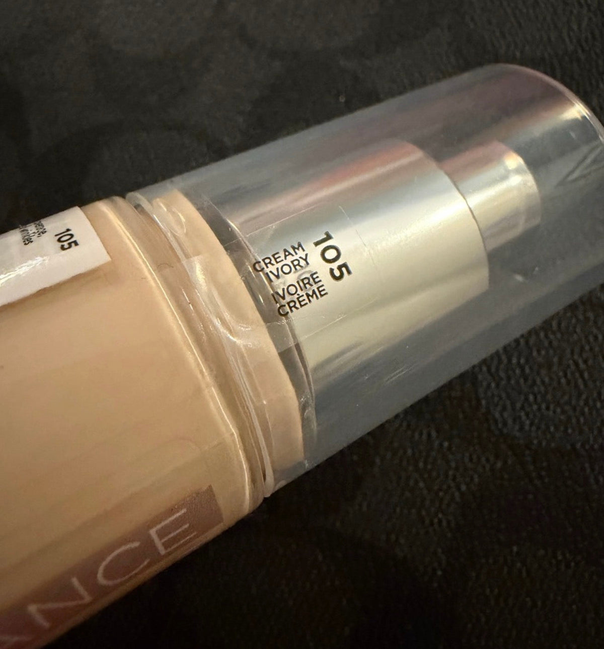 Revlon Illuminance Skin Caring Foundation with hyaluronic  (Light cream ivory)