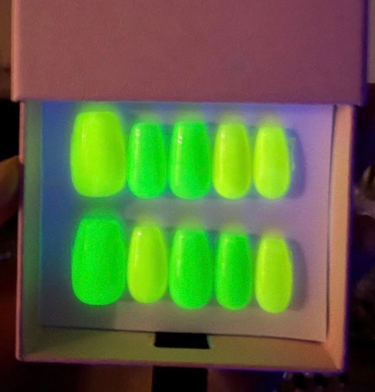 Neon aftershock Glow in the dark & black light effect