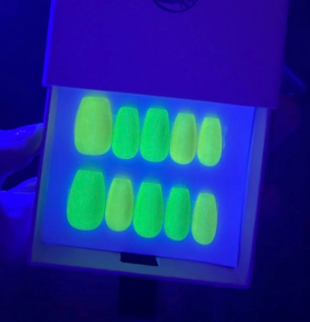 Neon aftershock Glow in the dark & black light effect