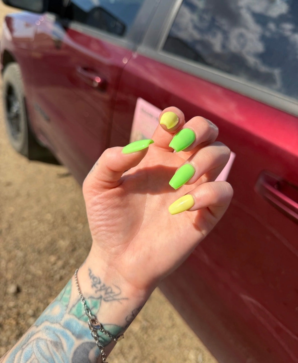 Neon aftershock Glow in the dark & black light effect