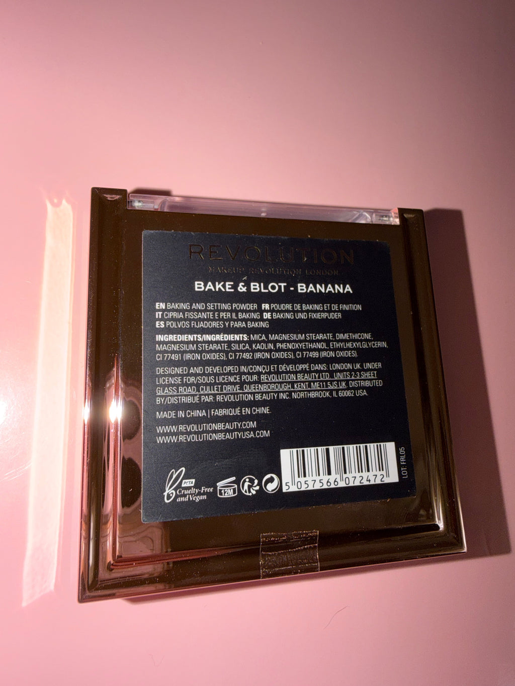 Revolution London bake & blot baking / setting powder  -banana