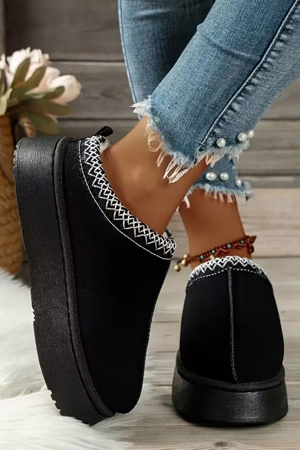 Women's Black Contrast Print Plush Lined Snow Boots - Cozy Suede Winter Footwear for Cold Weather Adventures
