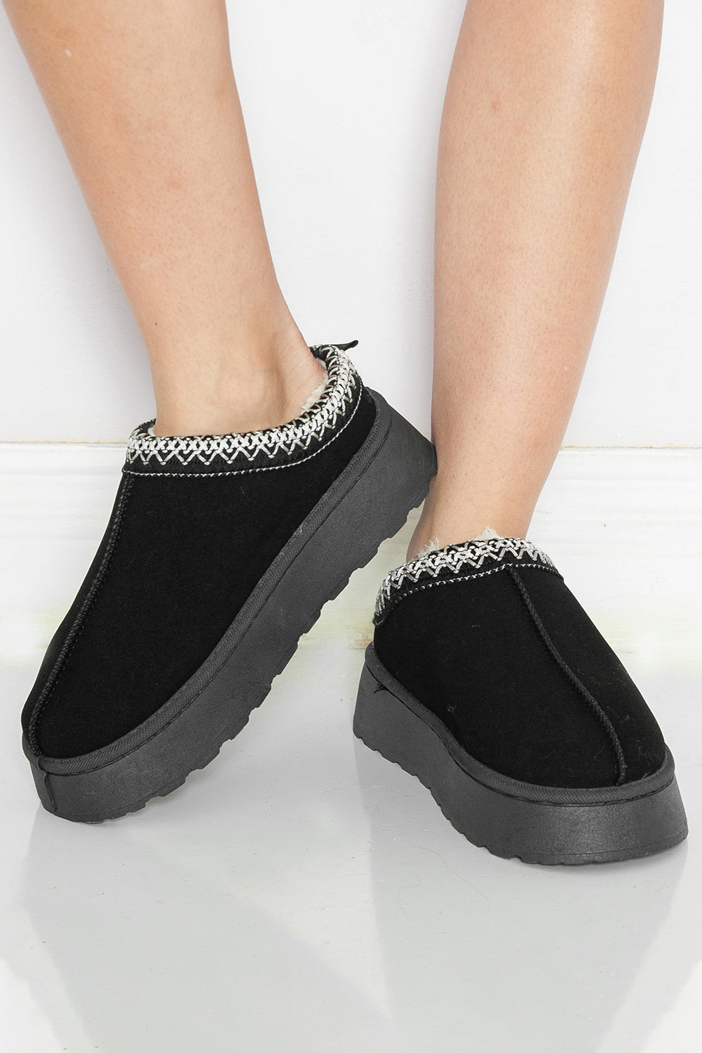 Women's Black Contrast Print Plush Lined Snow Boots - Cozy Suede Winter Footwear for Cold Weather Adventures