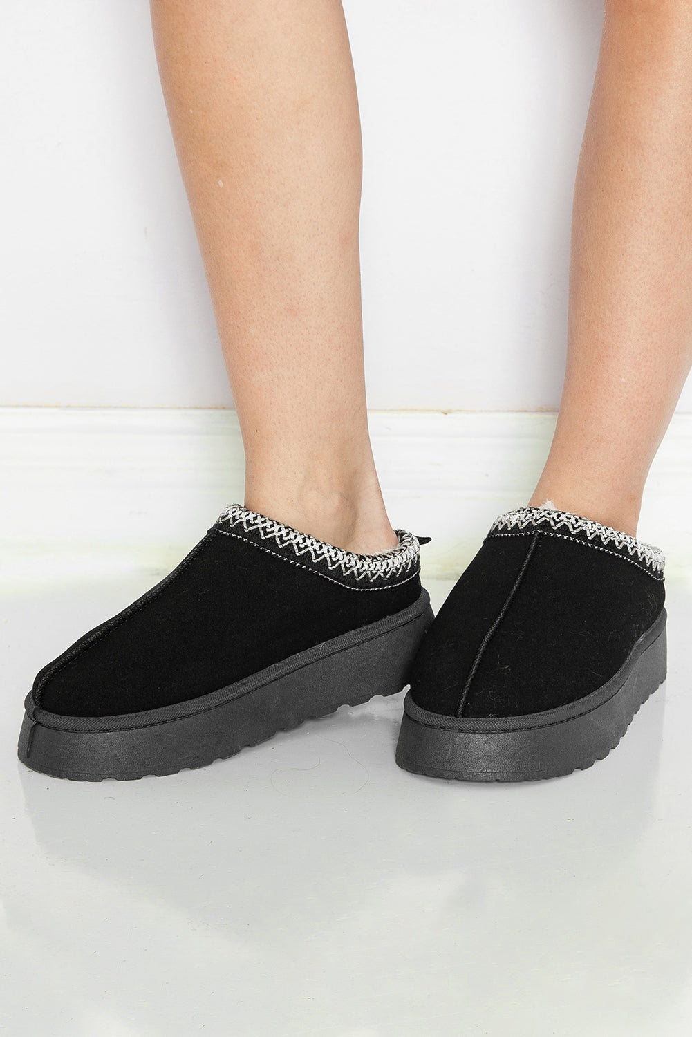 Women's Black Contrast Print Plush Lined Snow Boots - Cozy Suede Winter Footwear for Cold Weather Adventures