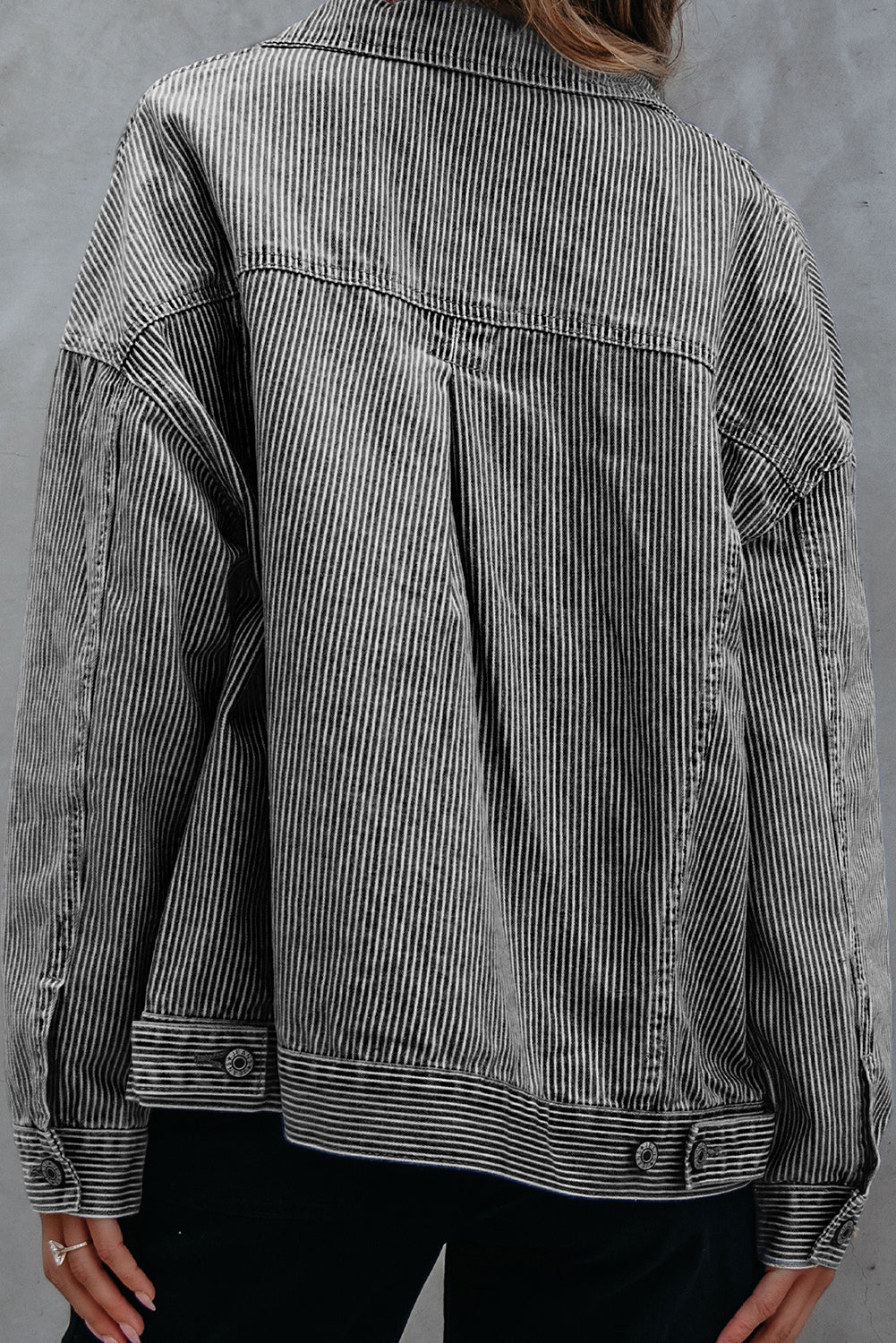 Chic Women's Oversized Blue Striped Denim Jacket with Pockets - Effortless Casual Outerwear for Trendy Everyday Style