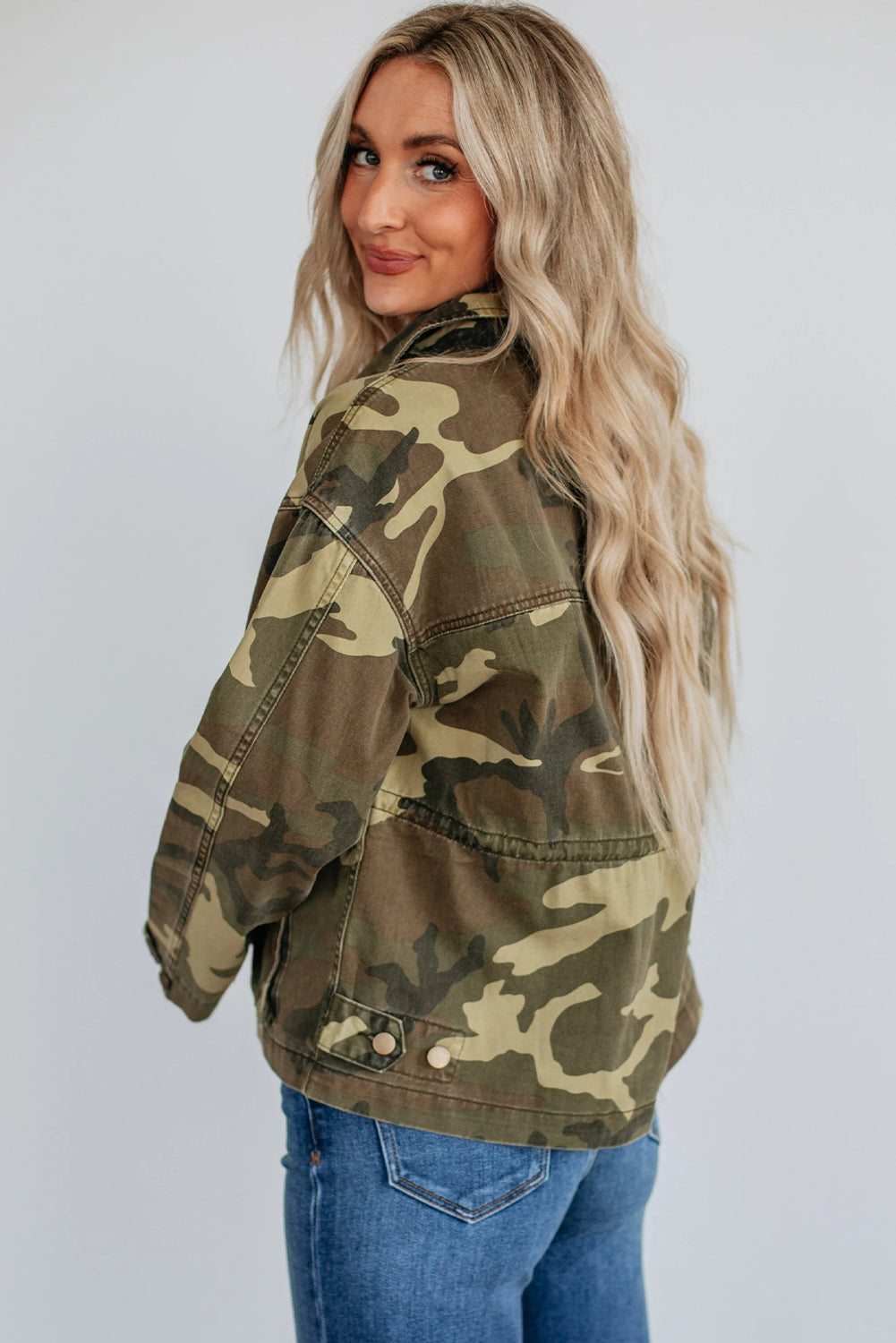 Women's Green Retro Camouflage Denim Jacket with Flap Pockets and Button Closure Stylish Casual Outerwear